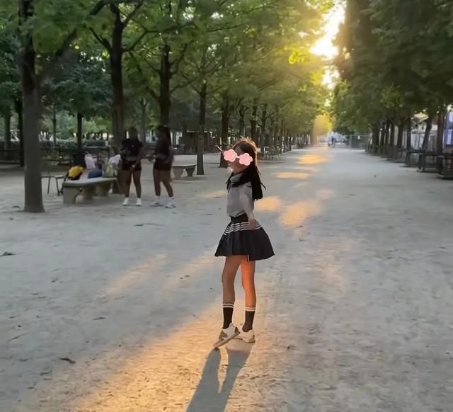 _伊能静暑假带娃，秦昊让9岁女儿骑脖子上，米粒腿型细长底子真好_伊能静暑假带娃，秦昊让9岁女儿骑脖子上，米粒腿型细长底子真好