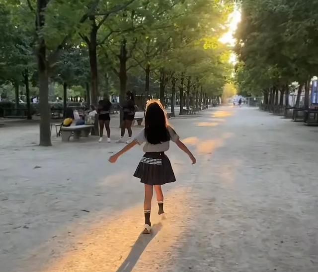 伊能静暑假带娃，秦昊让9岁女儿骑脖子上，米粒腿型细长底子真好__伊能静暑假带娃，秦昊让9岁女儿骑脖子上，米粒腿型细长底子真好