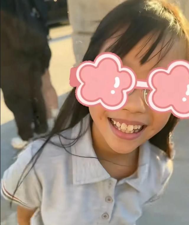 伊能静暑假带娃，秦昊让9岁女儿骑脖子上，米粒腿型细长底子真好__伊能静暑假带娃，秦昊让9岁女儿骑脖子上，米粒腿型细长底子真好