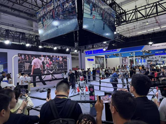 排队1小时暴走3万步，挤不进的展台，这是2025WRC的真实记录
