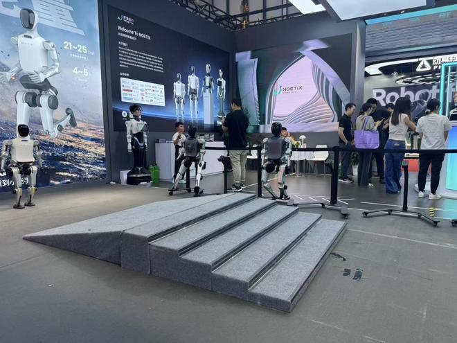 排队1小时暴走3万步，挤不进的展台，这是2025WRC的真实记录__排队1小时暴走3万步，挤不进的展台，这是2025WRC的真实记录