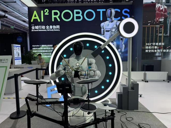 排队1小时暴走3万步，挤不进的展台，这是2025WRC的真实记录__排队1小时暴走3万步，挤不进的展台，这是2025WRC的真实记录
