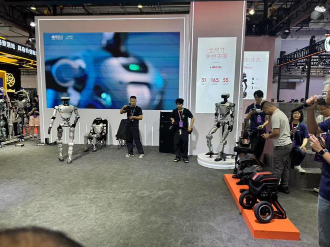 排队1小时暴走3万步，挤不进的展台，这是2025WRC的真实记录_排队1小时暴走3万步，挤不进的展台，这是2025WRC的真实记录_