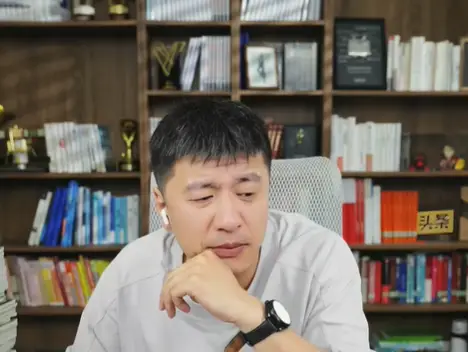 _张雪峰评价新媒体专业很诡异，有实操经验的当不了大学老师！_张雪峰评价新媒体专业很诡异，有实操经验的当不了大学老师！
