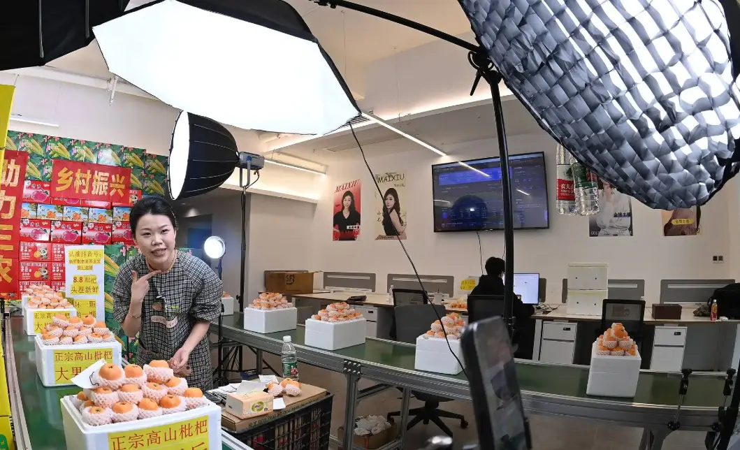 张雪峰评价新媒体专业很诡异，有实操经验的当不了大学老师！__张雪峰评价新媒体专业很诡异，有实操经验的当不了大学老师！