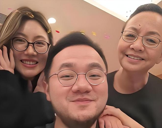 宋丹丹没想到，自己嫌弃的儿媳妇让前夫英达主动想“上门求原谅”__宋丹丹没想到，自己嫌弃的儿媳妇让前夫英达主动想“上门求原谅”