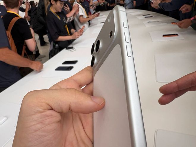 8999 元起：苹果 iPhone 17 Pro/Max 上手，双拼背板、橙色吸睛__8999 元起：苹果 iPhone 17 Pro/Max 上手，双拼背板、橙色吸睛