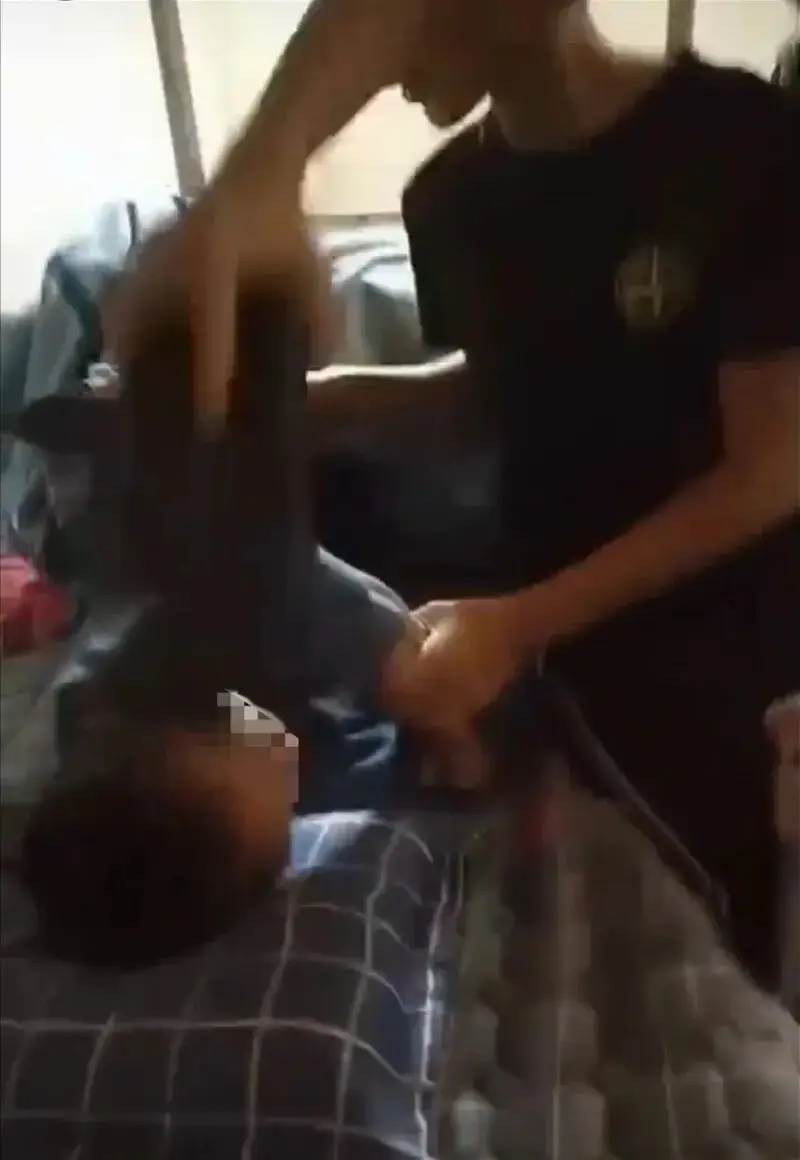 被曝拖到厕所打！初中男生恐惧上学__被曝拖到厕所打！初中男生恐惧上学