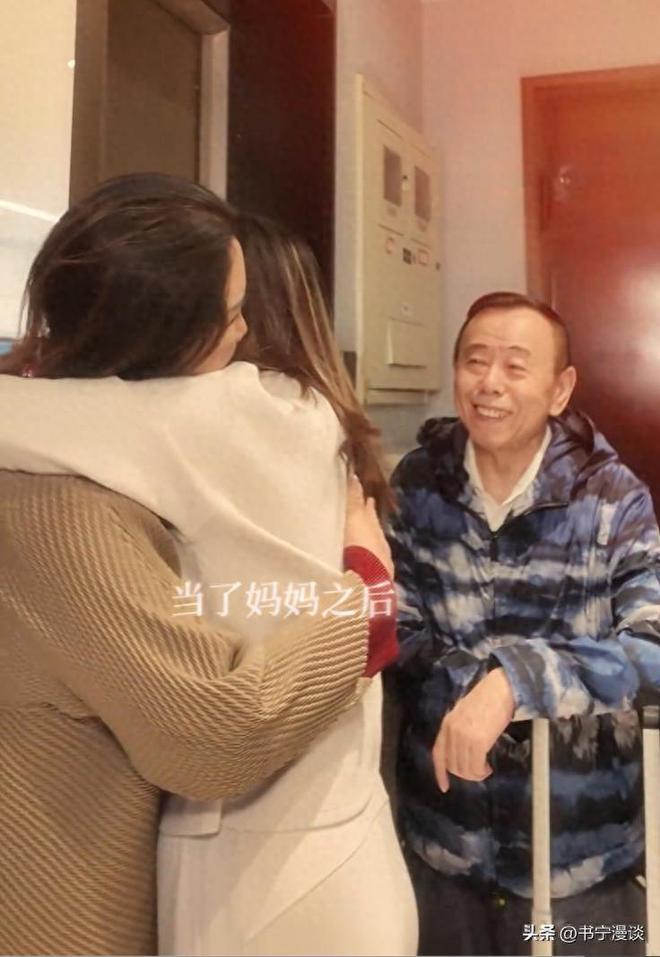 潘长江和女儿给妻子过母亲节，67岁杨云气质优雅，手上大钻戒抢镜
