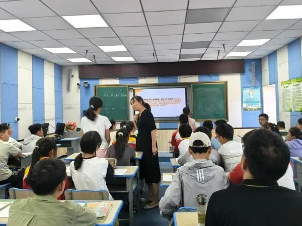 汉滨区五里镇教育集团开展小学毕业班复习课研讨活动