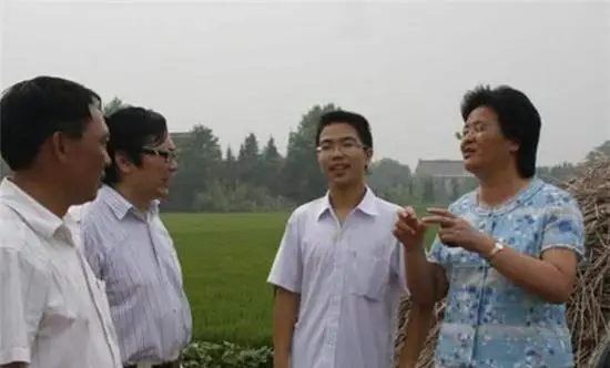 高考批改试卷视频_批阅高考试卷的人_