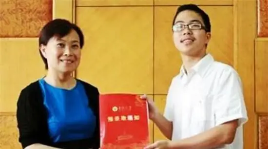 高考批改试卷视频_批阅高考试卷的人_