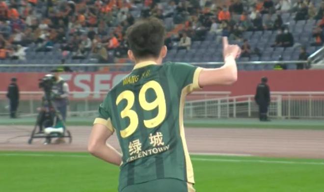 中超-泰山4-2浙江取近5轮首胜 卡扎帽子戏法王钰栋2球