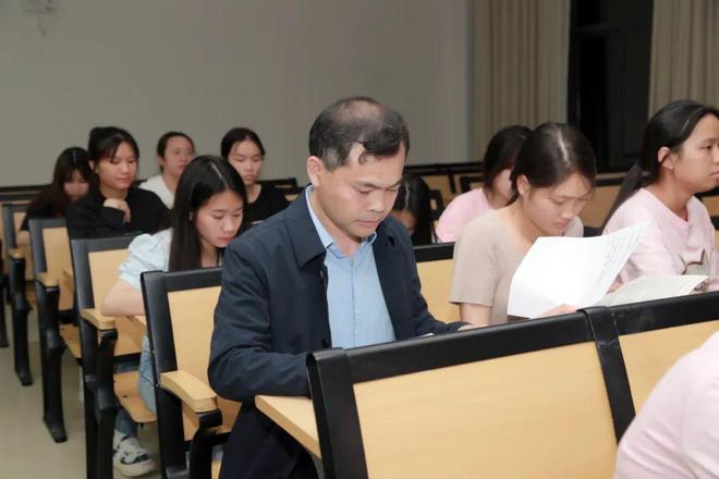 南宁师范大学一位52岁大学生将本科毕业，对话本人：一家四口都在上学，读书是为了更好地卖书