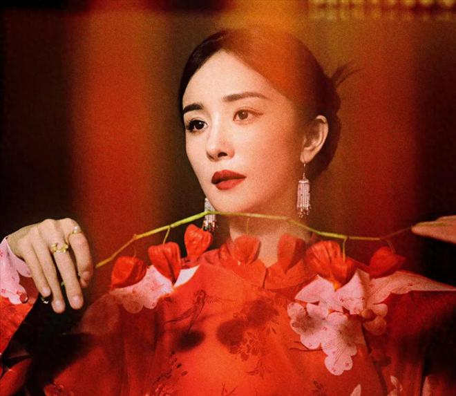 杨幂突然高调官宣喜讯！力压众星，成国家级开创封面人物