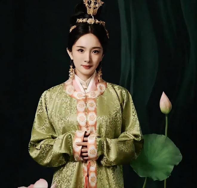 杨幂封面照最新芭莎__杨幂开年封面