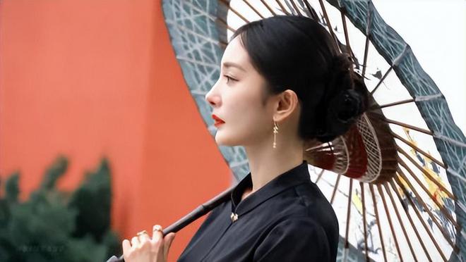 杨幂封面照最新芭莎_杨幂开年封面_