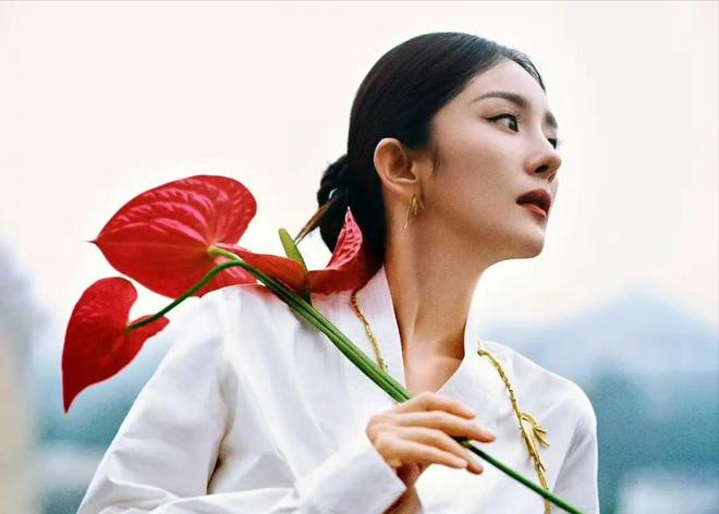 _杨幂开年封面_杨幂封面照最新芭莎