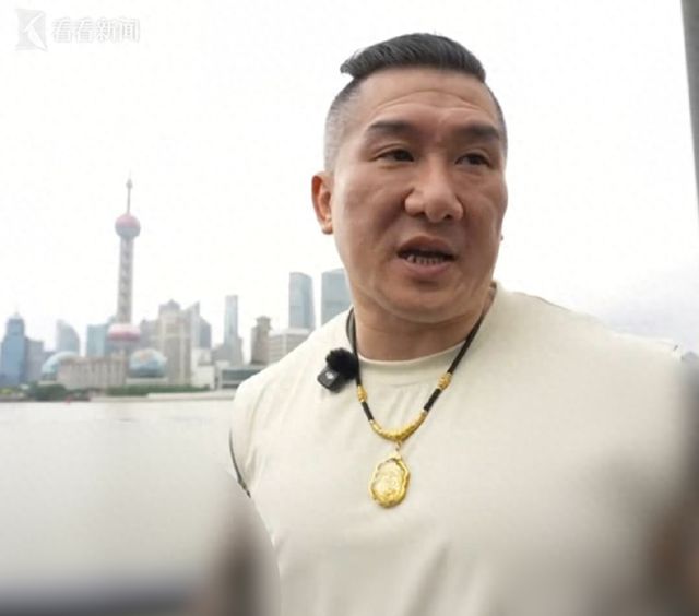 看看高铁有无靠背，证明厕所确实有门，台湾网红“馆长”登陆开启六天直播之行_看看高铁有无靠背，证明厕所确实有门，台湾网红“馆长”登陆开启六天直播之行_