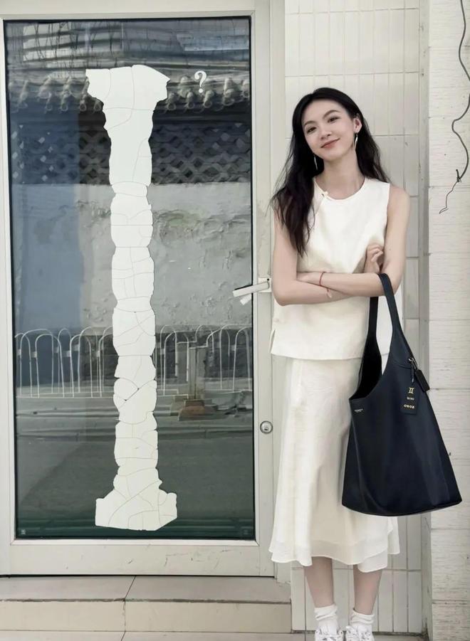 明星背的帆布包__明星帆布包