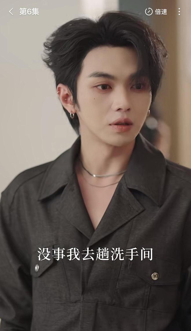 短剧男主演霸总太难了，穿厚底鞋，化大浓妆，硬拗造型好心酸__短剧男主演霸总太难了，穿厚底鞋，化大浓妆，硬拗造型好心酸