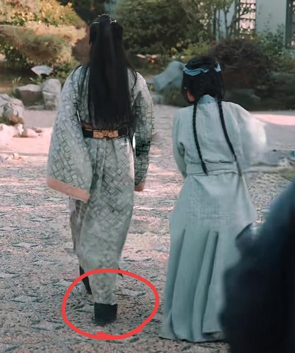 _短剧男主演霸总太难了，穿厚底鞋，化大浓妆，硬拗造型好心酸_短剧男主演霸总太难了，穿厚底鞋，化大浓妆，硬拗造型好心酸