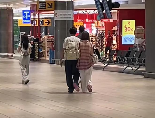王思聪罗马机场被拍！自己背包牵女友，这回是真爱还是新剧本？