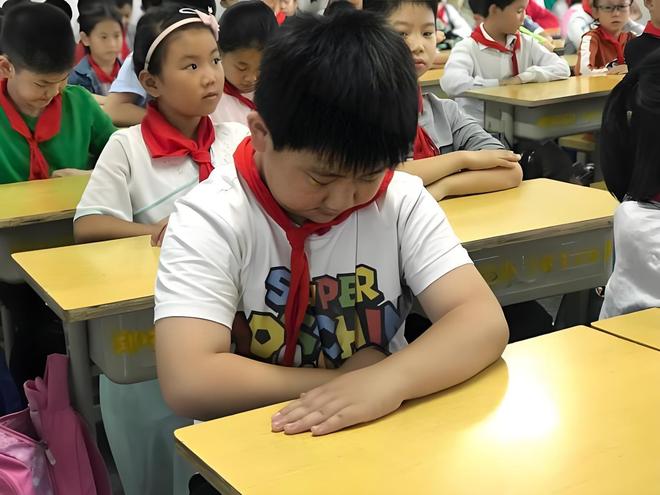 小学生被拍“裸照”、遭同学“殴打”？学校通报，教育生态亮红灯_小学生被拍“裸照”、遭同学“殴打”？学校通报，教育生态亮红灯_