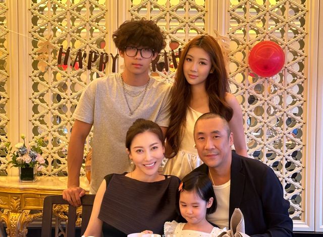章子怡大侄女迎19岁生日，哥嫂全家出镜庆祝，4岁小侄女好像姑姑