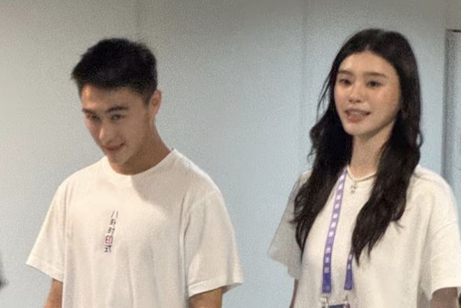 不伦风波后何猷君首现身！和妻子奚梦瑶同进同出，穿衣细节显心境_不伦风波后何猷君首现身！和妻子奚梦瑶同进同出，穿衣细节显心境_