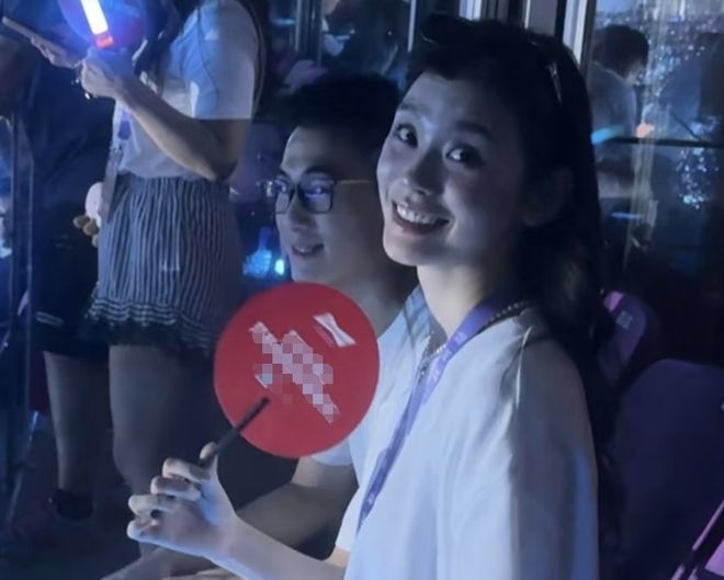 不伦风波后何猷君首现身！和妻子奚梦瑶同进同出，穿衣细节显心境__不伦风波后何猷君首现身！和妻子奚梦瑶同进同出，穿衣细节显心境