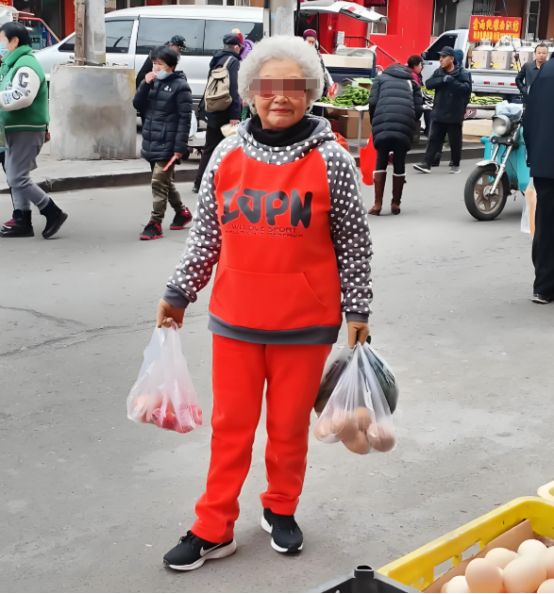 _七旬老太当金毛面摔死幼崽，2天后去买菜没有关窗，回家后崩溃了_七旬老太当金毛面摔死幼崽，2天后去买菜没有关窗，回家后崩溃了