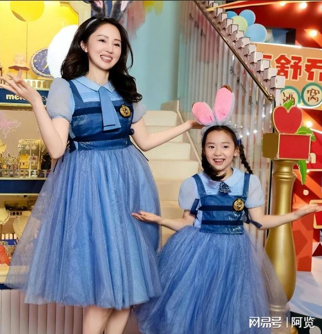 奉子成婚？45岁董璇闪婚一个月后，自爆二胎小小张，女儿处境尴尬_奉子成婚？45岁董璇闪婚一个月后，自爆二胎小小张，女儿处境尴尬_