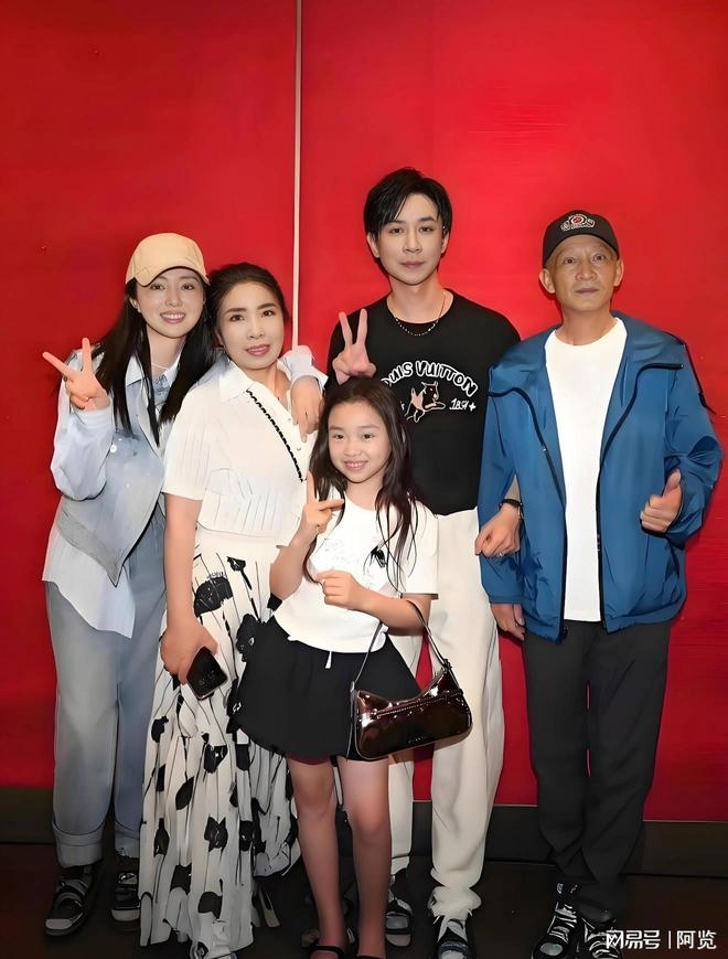 _奉子成婚？45岁董璇闪婚一个月后，自爆二胎小小张，女儿处境尴尬_奉子成婚？45岁董璇闪婚一个月后，自爆二胎小小张，女儿处境尴尬