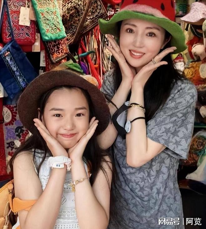 奉子成婚？45岁董璇闪婚一个月后，自爆二胎小小张，女儿处境尴尬_奉子成婚？45岁董璇闪婚一个月后，自爆二胎小小张，女儿处境尴尬_