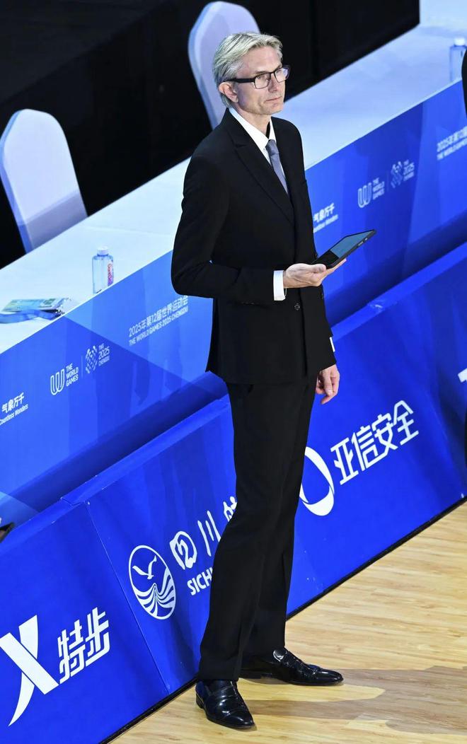 55岁“九头身”拉丁舞裁判意外走红不仅因为颜值……