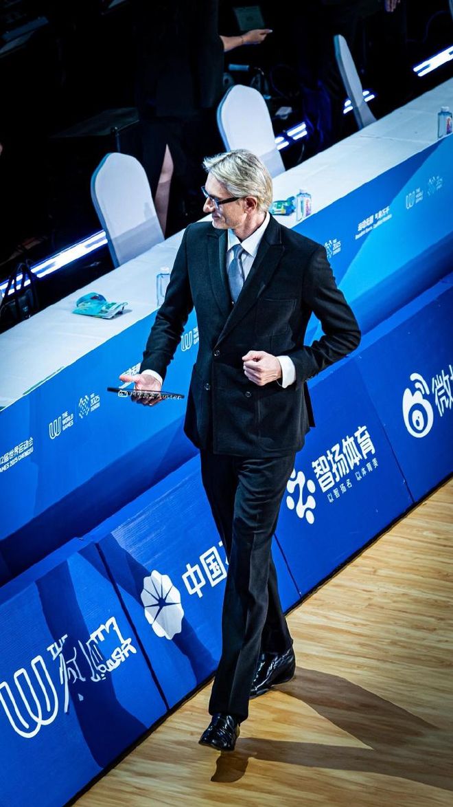 拉丁舞裁判的打分顺位_拉丁舞裁判照片_