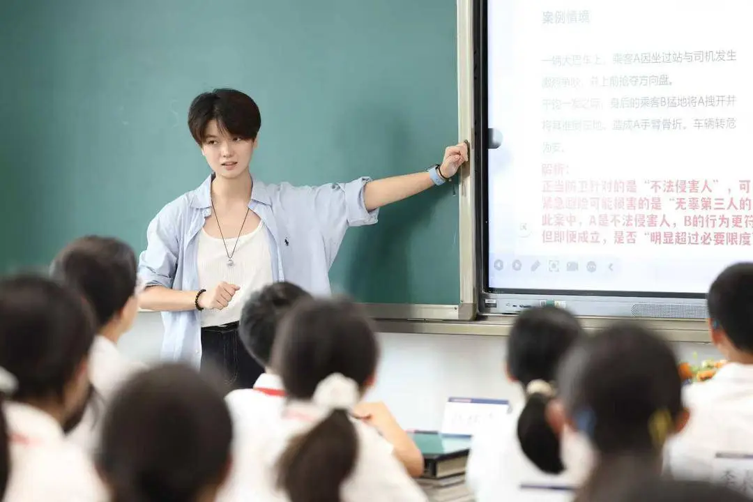 _实力圈粉！唱跳rap样样行的成都女老师7个月拿下法考_实力圈粉！唱跳rap样样行的成都女老师7个月拿下法考