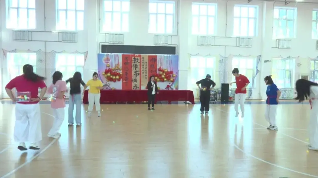 不止鲜花与祝福：多彩活动让教师节既热闹又有温度_不止鲜花与祝福：多彩活动让教师节既热闹又有温度_