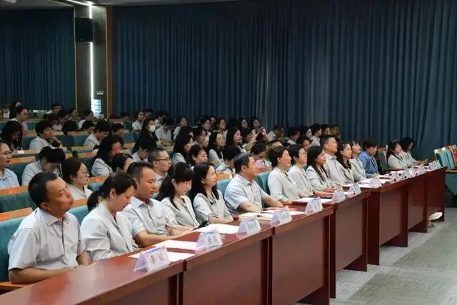 航空学校晚会主持稿_新华教育集团校招_