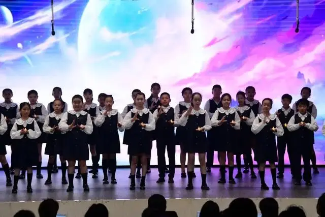 航空学校晚会主持稿_新华教育集团校招_