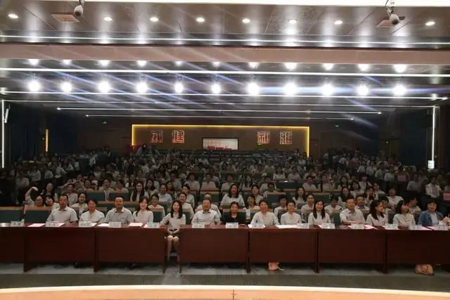 _航空学校晚会主持稿_新华教育集团校招