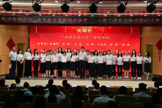 航空学校晚会主持稿__新华教育集团校招
