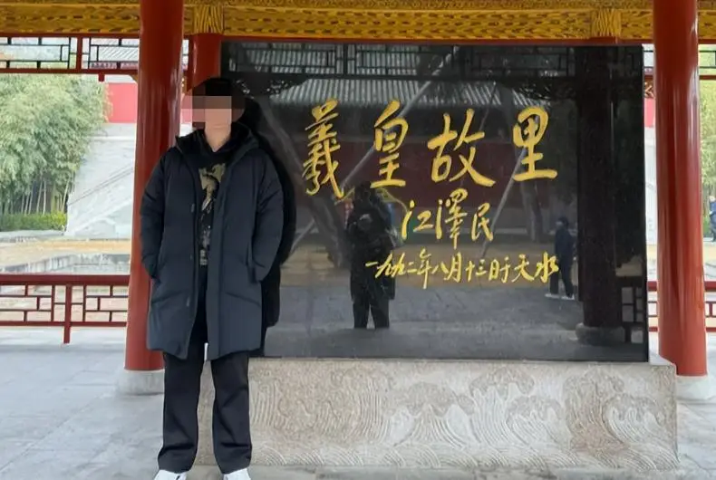 哈工大博士被砸死，是家中独子，刚入职两月，涉事企业一直沉默__哈工大博士被砸死，是家中独子，刚入职两月，涉事企业一直沉默