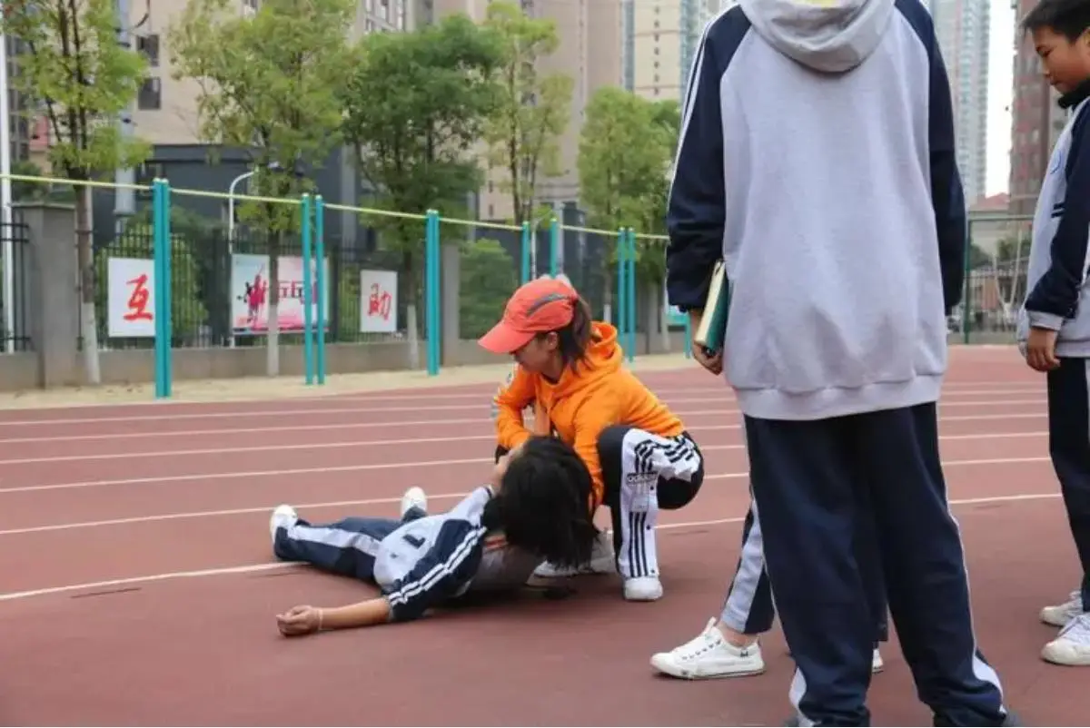 故事：高三女生操场产子，得知孩子生父后，父母崩溃大哭