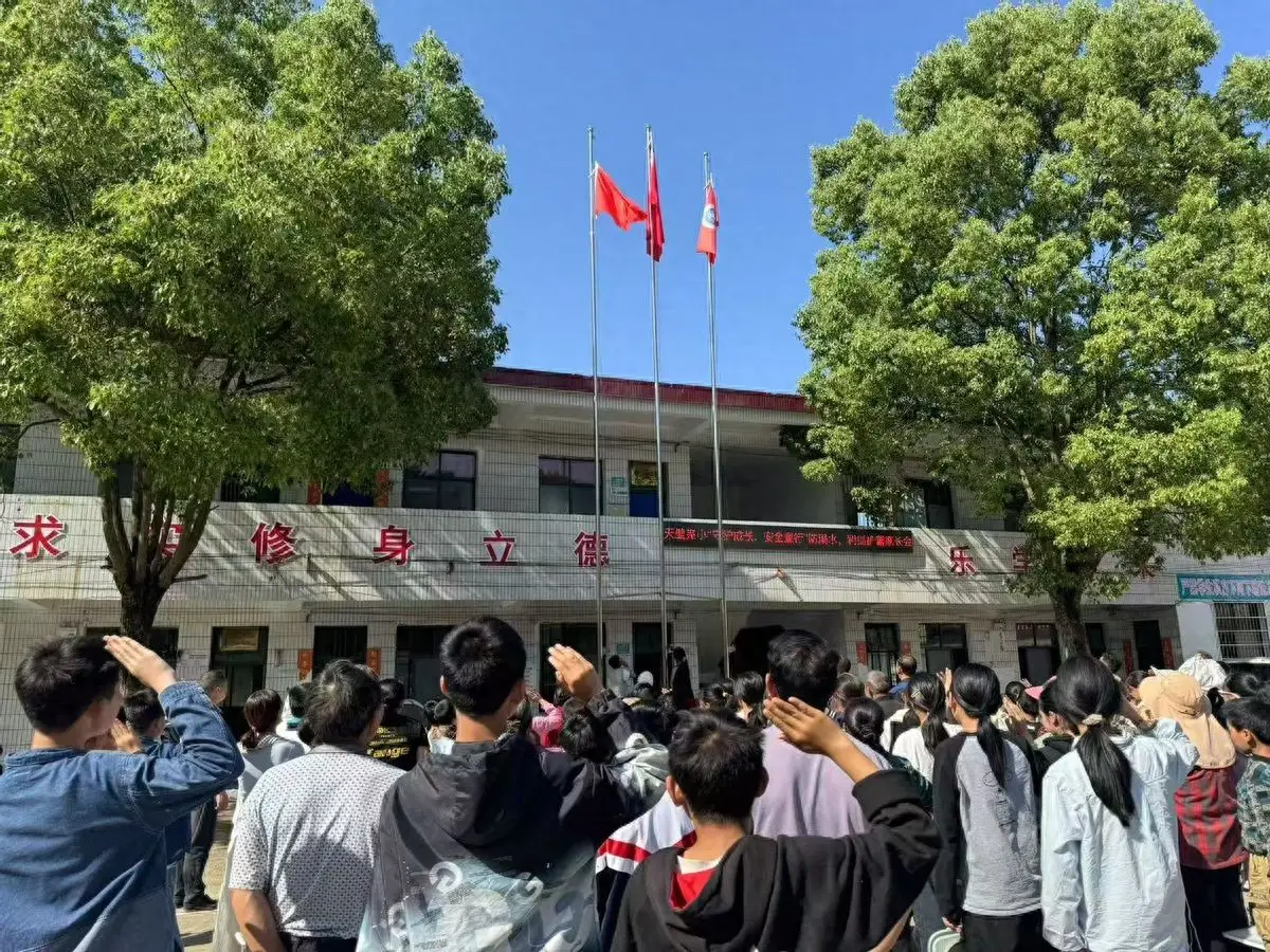 隆回县岩口镇天壁完全小学举行“防溺水、利剑护蕾”主题家长会