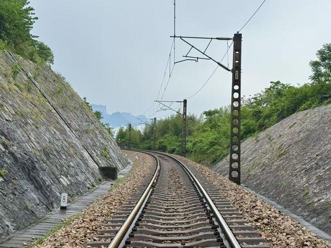 铁路防护栅栏设计规范__铁路防护栅栏通用参考图