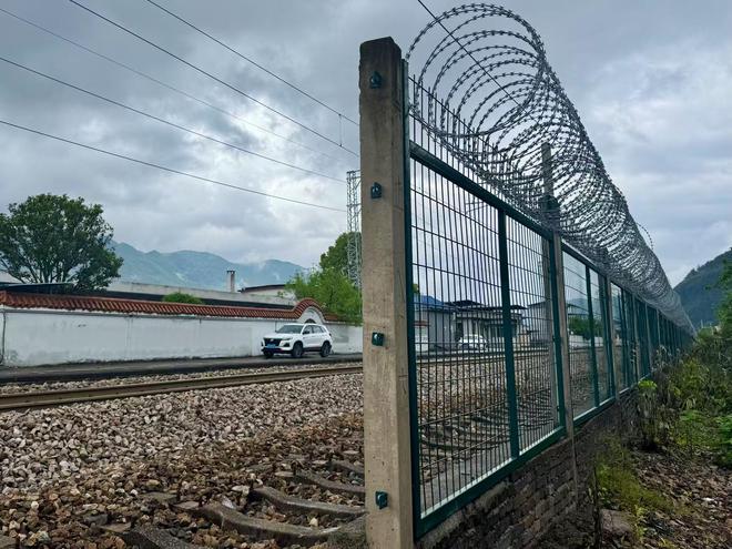 铁路防护栅栏设计规范__铁路防护栅栏通用参考图