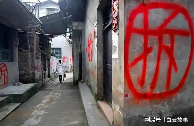 60岁母亲和女儿借1000块，女儿却备注：早点还，她默默收起拆迁款