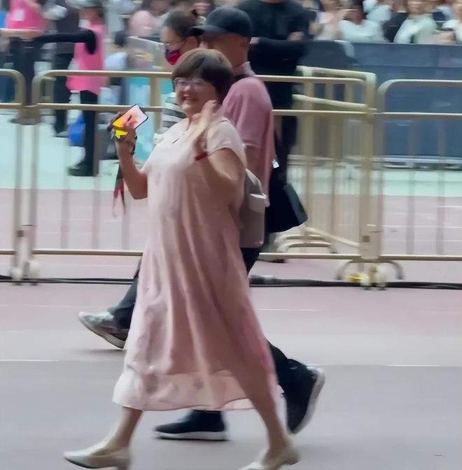 张杰的爸妈是干什么的_张杰的妈妈爸爸_